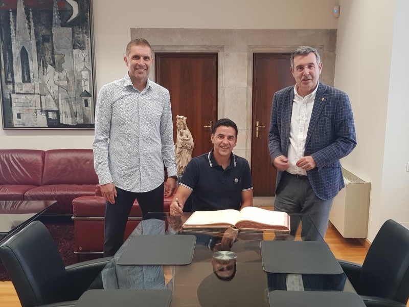 Foto : Miquel Noguer rep a la Diputació el president i l'entrenador del primer equip del Girona FC
