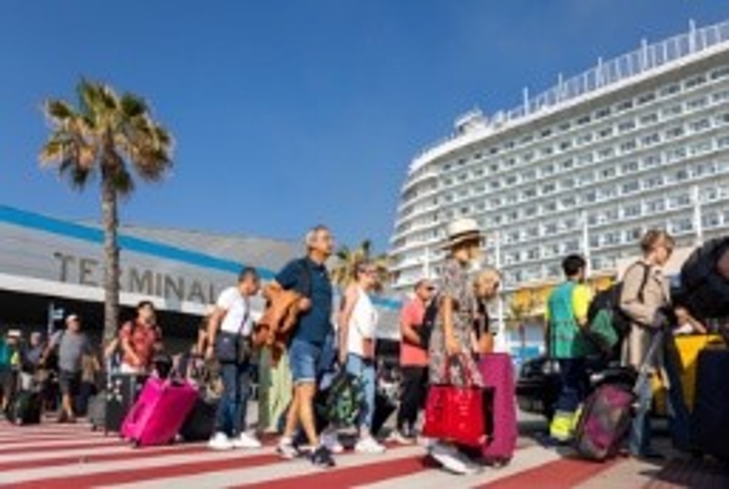 Foto 6: 3.	MUÑOZ, Miquel. Riuades de turistes arriben diàriament al port de Barcelona, més de 3,5 milions l¿any 2023.